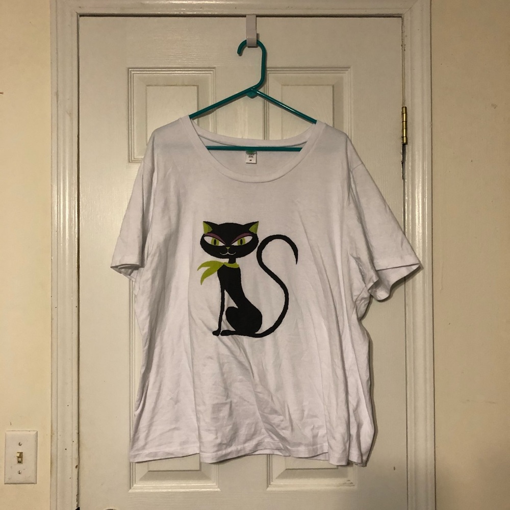 White t-shirt size 3x with beautiful black kitty.